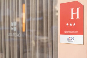 A hotel sign with a large 'H' and three stars, indicating a 5-star rating.