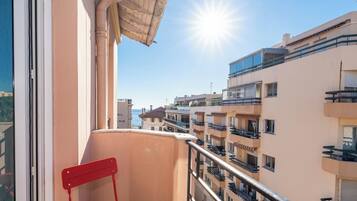 Superior tweepersoonskamer | Een kluis op de kamer, een bureau, geluiddichte muren, gratis wifi