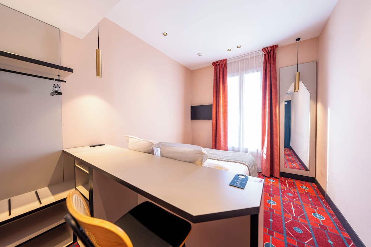 Classic Double Room | In-room safe, desk, soundproofing, free WiFi