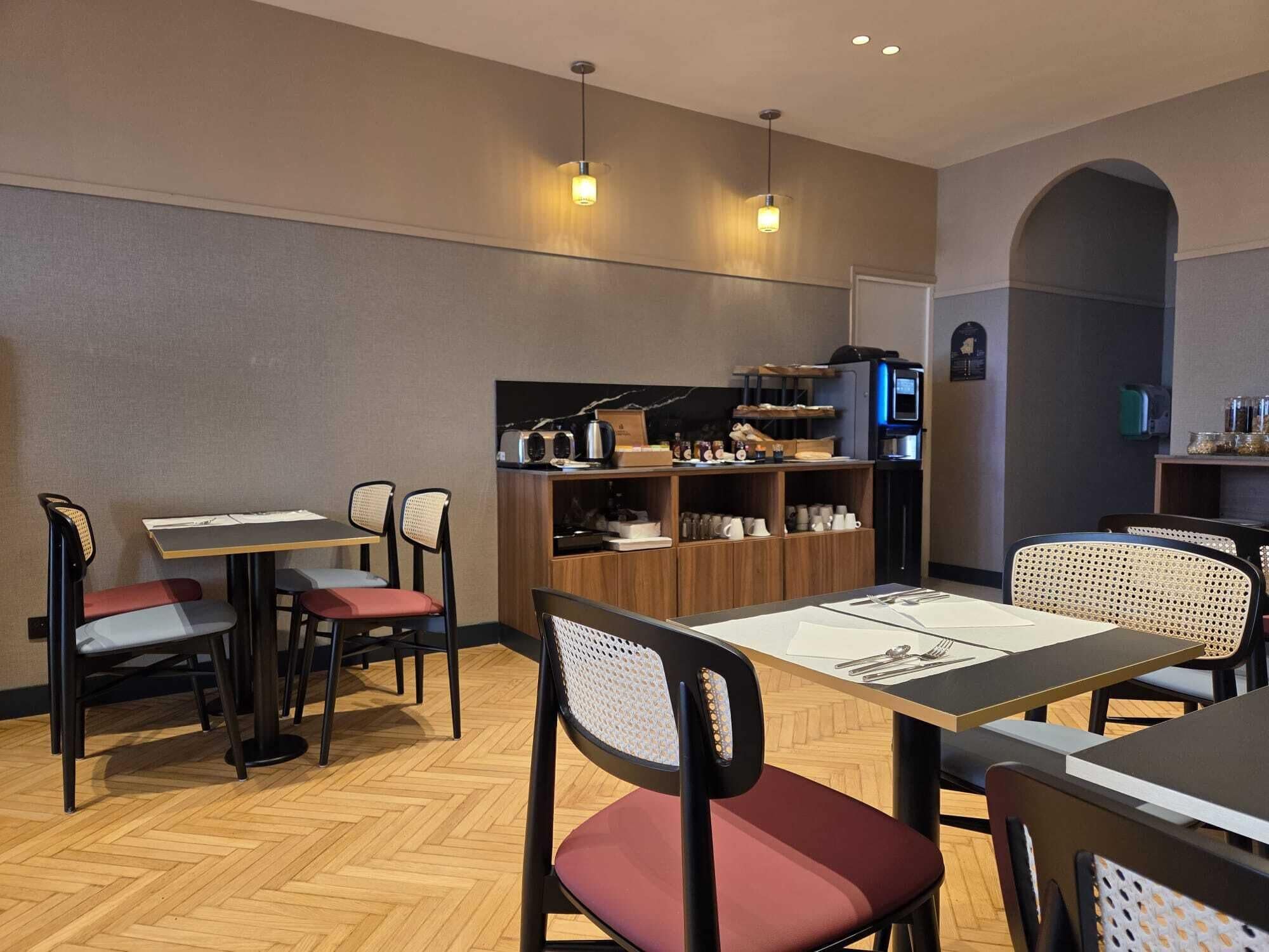 بوفيه فطور يوميًا بتكلفة قدرها (15 EUR للشخص)