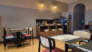 Petit déjeuner buffet (15 EUR par personne)