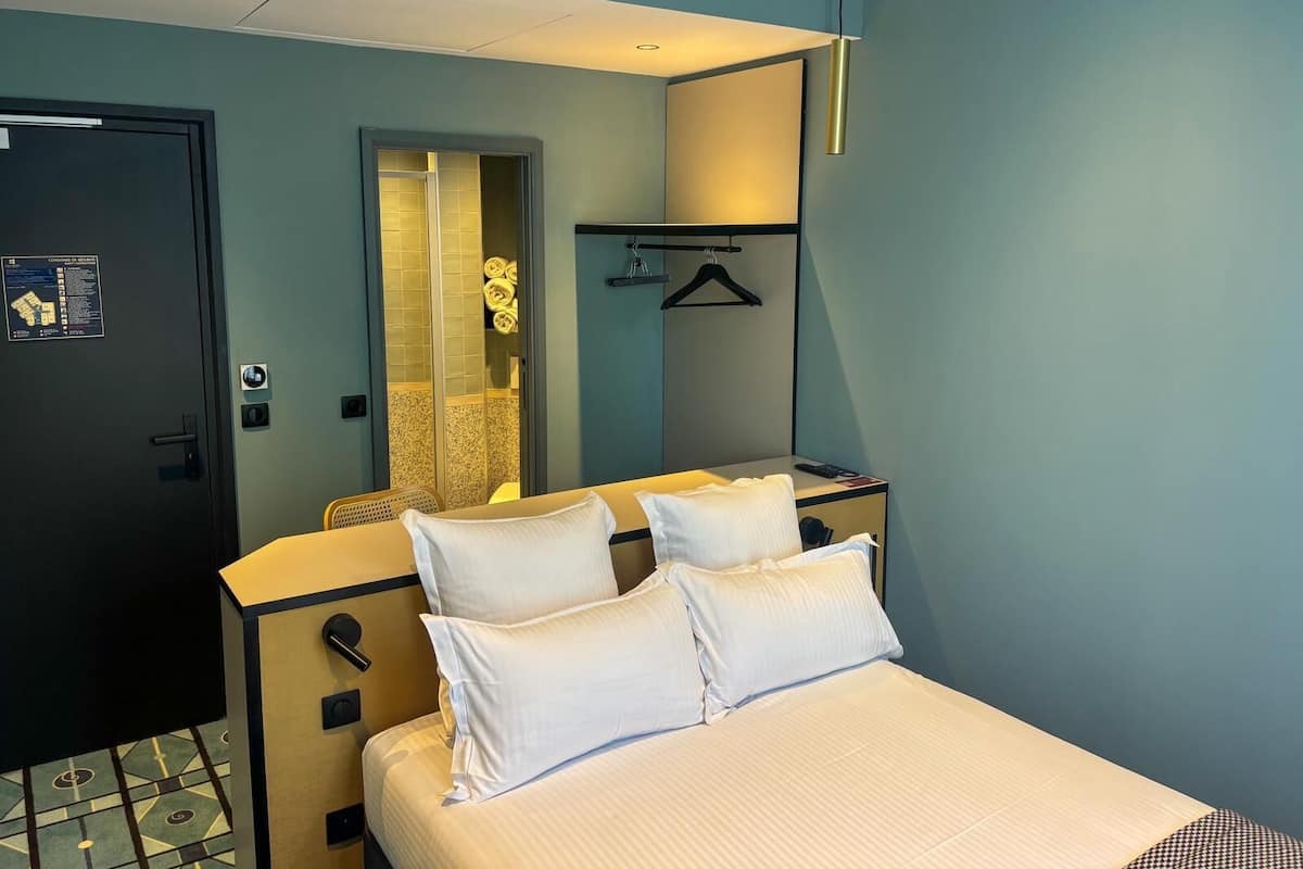 Classic Double Room | In-room safe, desk, soundproofing, free WiFi