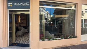A hotel entrance with a sign reading "CASA MOHO HOTEL - JUAN-LES-PINS". - CASA MOHO - Juan-Les-Pins (Antibes)