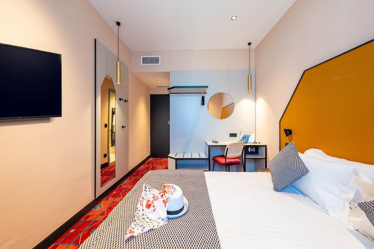 In-room safe, desk, soundproofing, free WiFi