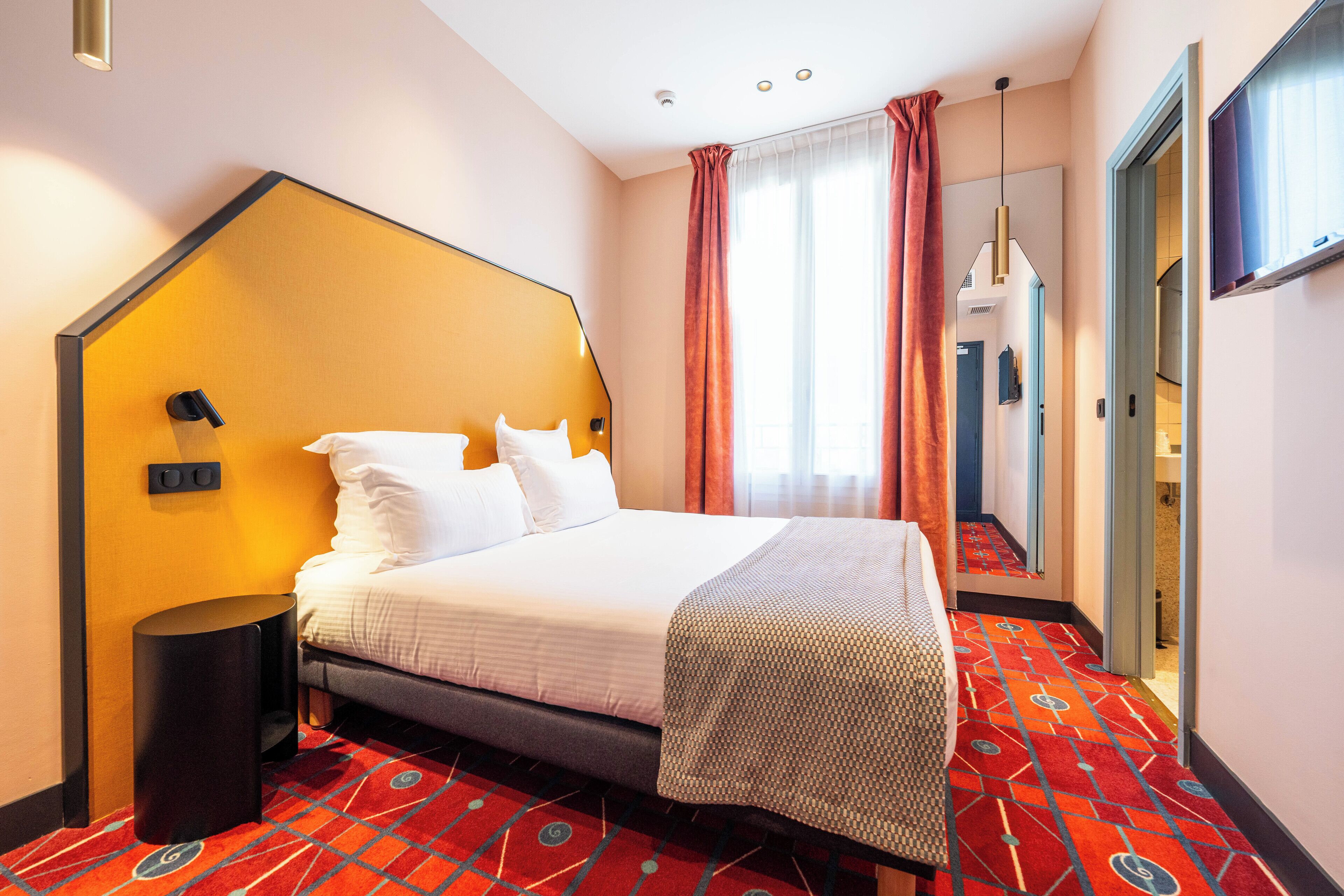 Habitación doble estándar | Caja de seguridad en la habitación, escritorio y insonorización 