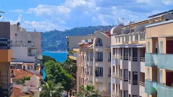 Zona residencial costera con edificios de varios pisos, balcones y vistas al mar.