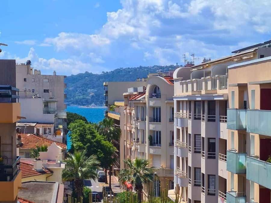 Zona residencial costera con edificios de varios pisos, balcones y vistas al mar.