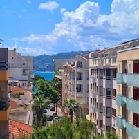 Un quartier résidentiel situé sur la côte, avec des immeubles à plusieurs étages, des balcons et une vue sur la mer.