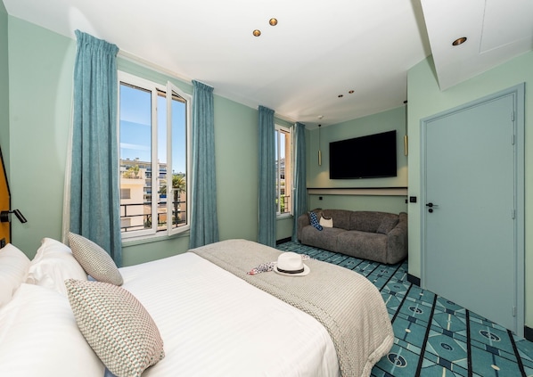 Caja de seguridad en la habitación y escritorio