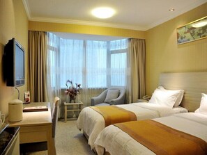 Frigobar, escrivaninha, ferros/tábuas de passar roupa