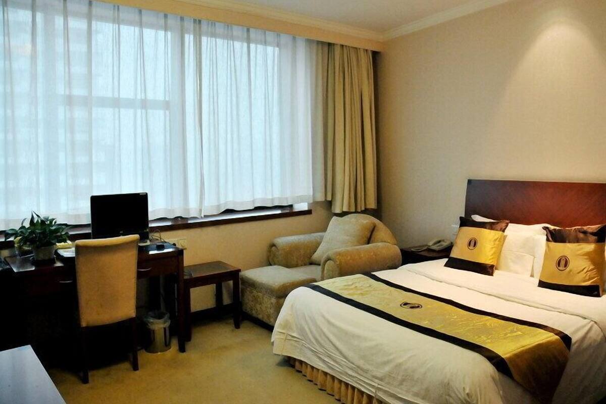 Minibar, desk, iron/ironing board, rollaway beds