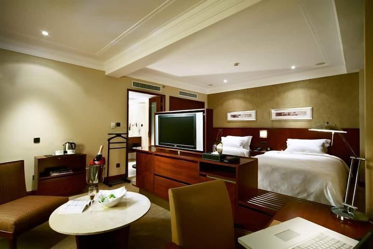 Deluxe Suite | Living area