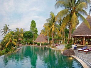 Außenpool, Infinity-Pool, Cabañas (kostenlos), Sonnenschirme