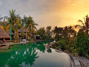 Outdoor pool, an infinity pool, free pool cabanas, pool umbrellas - Taman Wana Resort (Melaya)