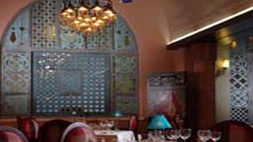 2 restoran, sarapan, makan tengah hari dihidangkan; masakan antarabangsa