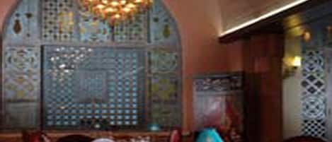 2 restaurants, spécialités Cuisine internationale