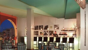 3 bares o lounges, 2 bares en la playa, bar junto a la alberca 
