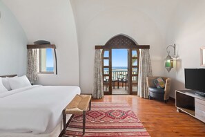 Suite – president, terrasse, sjøutsikt | Safe på rommet, skrivebord, blendingsgardiner og strykejern/-brett