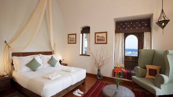 Peti besi dalam bilik, meja, langsir/tirai gelap terus