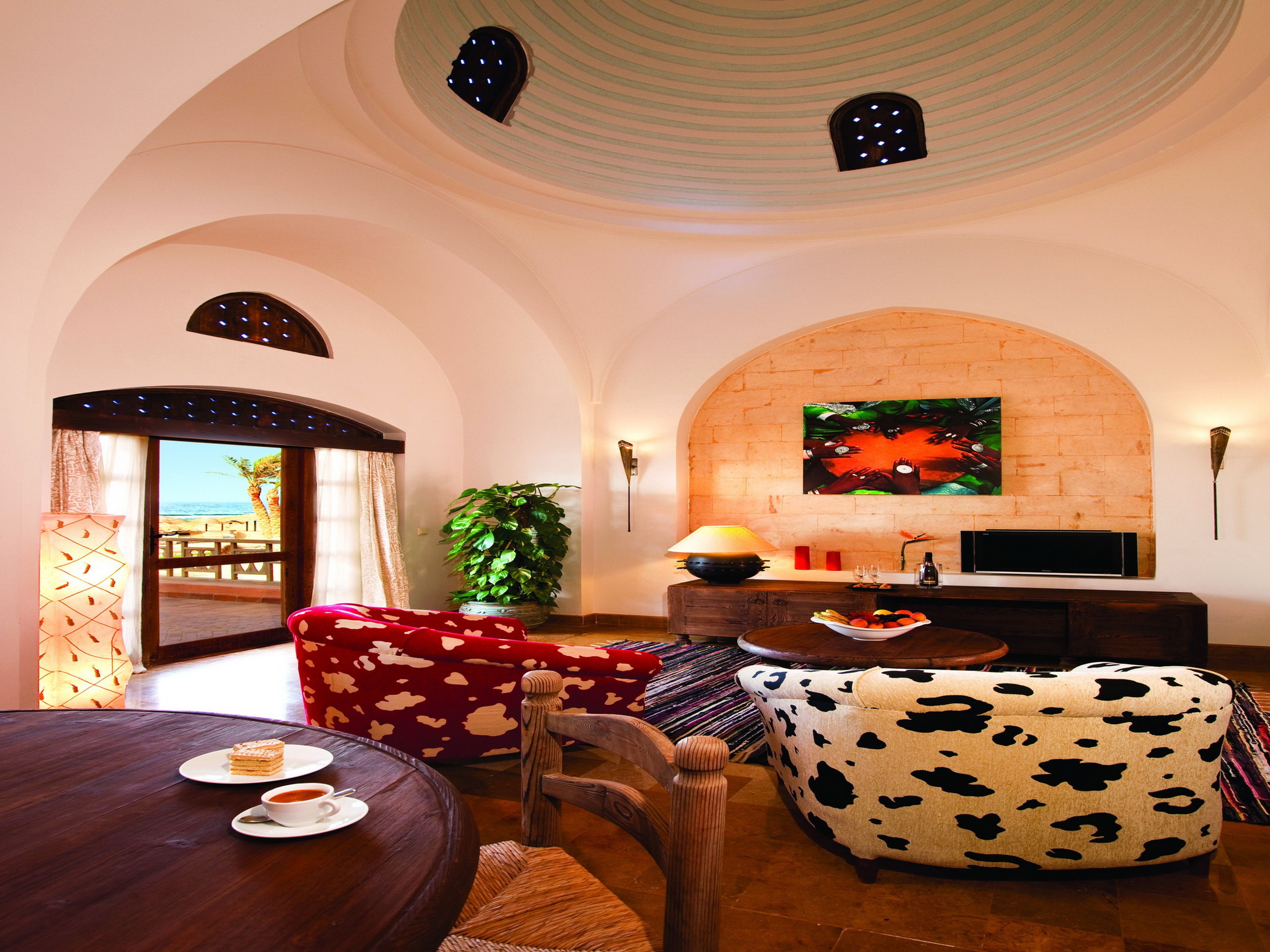 Peti besi dalam bilik, meja, langsir/tirai gelap terus 