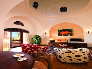 Een kluis op de kamer, een bureau, verduisterende gordijnen