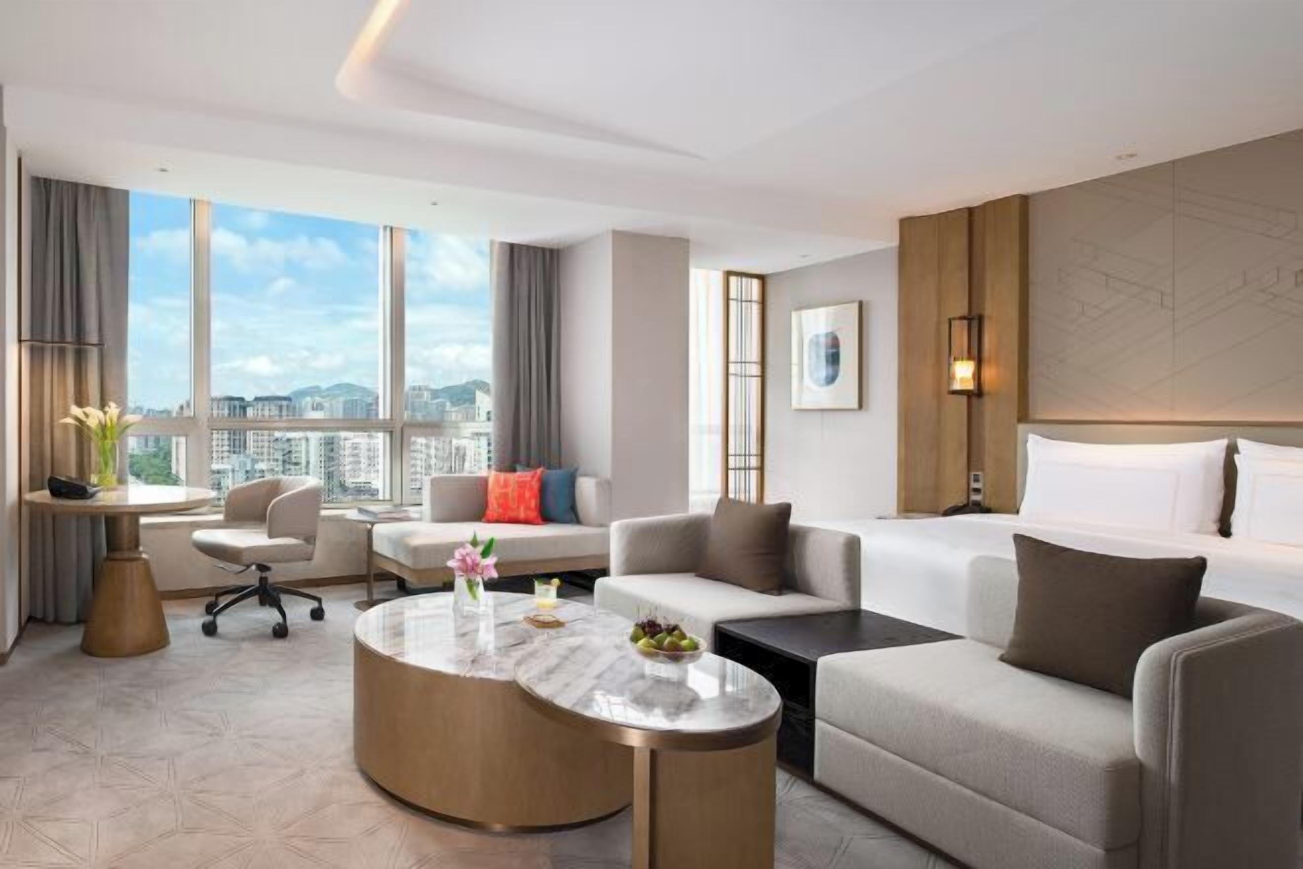 Área de sala de estar | Televisión de 55 pulgadas con canales por cable y libros 