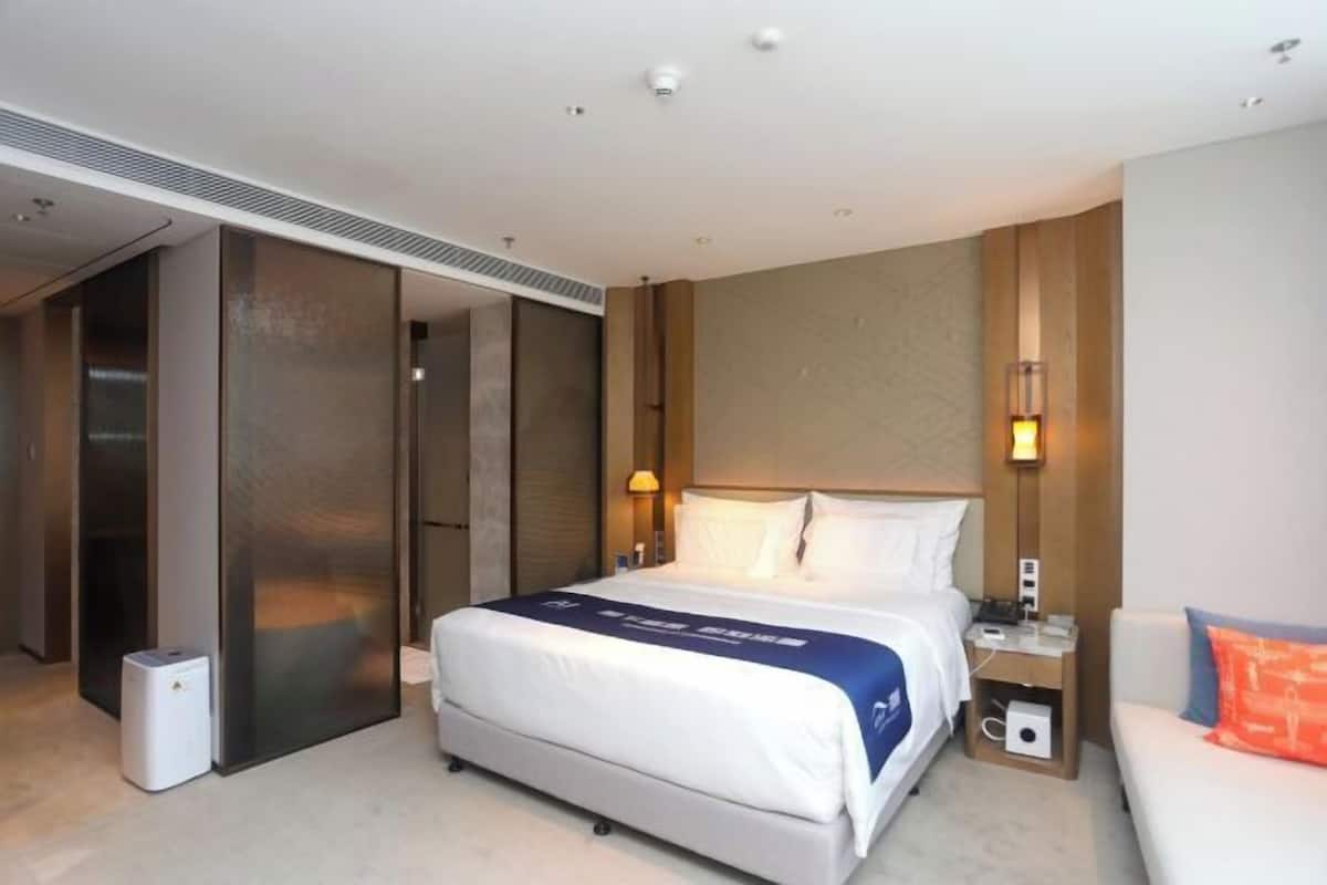 Premium bedding, down comforters, minibar, in-room safe