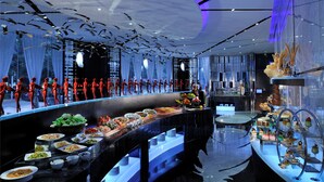 Un buffet proposant une variété de plats et un plafond décoratif agrémenté d’éléments suspendus.