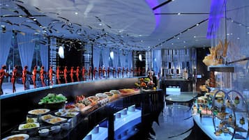 2 restaurantes, se sirven desayunos, comidas, cenas y cocina china