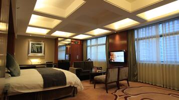 Executive Suite | Premium bedding, down comforters, pillowtop beds, minibar