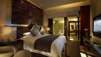 Deluxe Suite | Premium bedding, down duvets, pillow-top beds, minibar