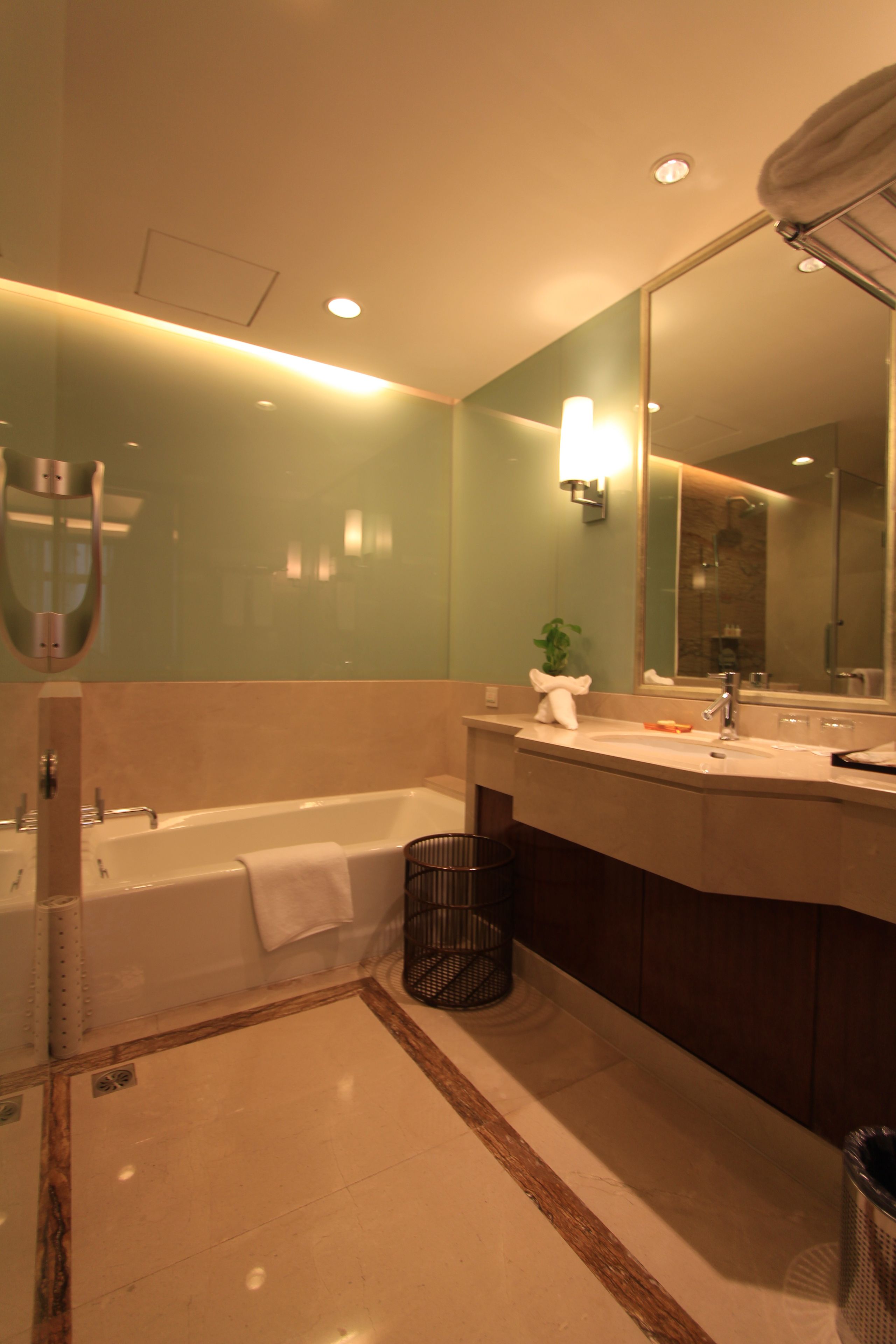 Executive Suite | Bathroom | Combined shower/bathtub, deep-soaking bathtub, rainfall showerhead