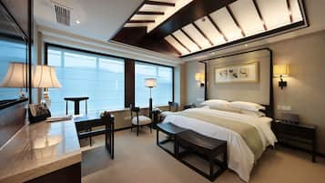 Premier Feature Room  | Premium bedding, down duvets, pillow-top beds, minibar