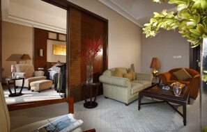 Deluxe Suite | Living area | 37-inch LCD TV with satellite channels, TV, computer - Kingdom Hotel Yiwu (Jinhua)