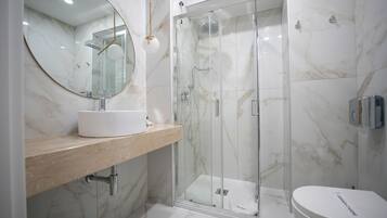 Dusche, kostenlose Toilettenartikel, Haartrockner, Bidet