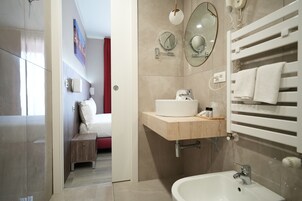 Doccia, set di cortesia gratuito, asciugacapelli, bidet