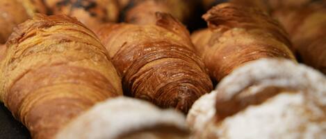 Ein Detailfoto von mehreren Croissants mit deutlich sichtbaren Schichten und glänzender Oberfläche.