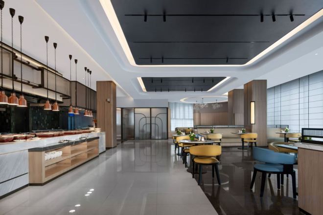 Una cocina moderna con una isla central, iluminación colgante y un comedor con mesas y sillas.