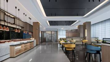 Una cocina moderna con una isla central, iluminación colgante y un comedor con mesas y sillas.