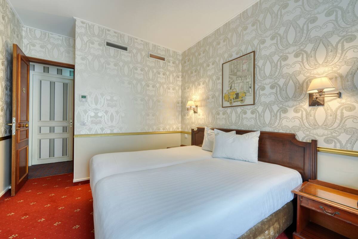 Family Room | Premium bedding, minibar, in-room safe, desk