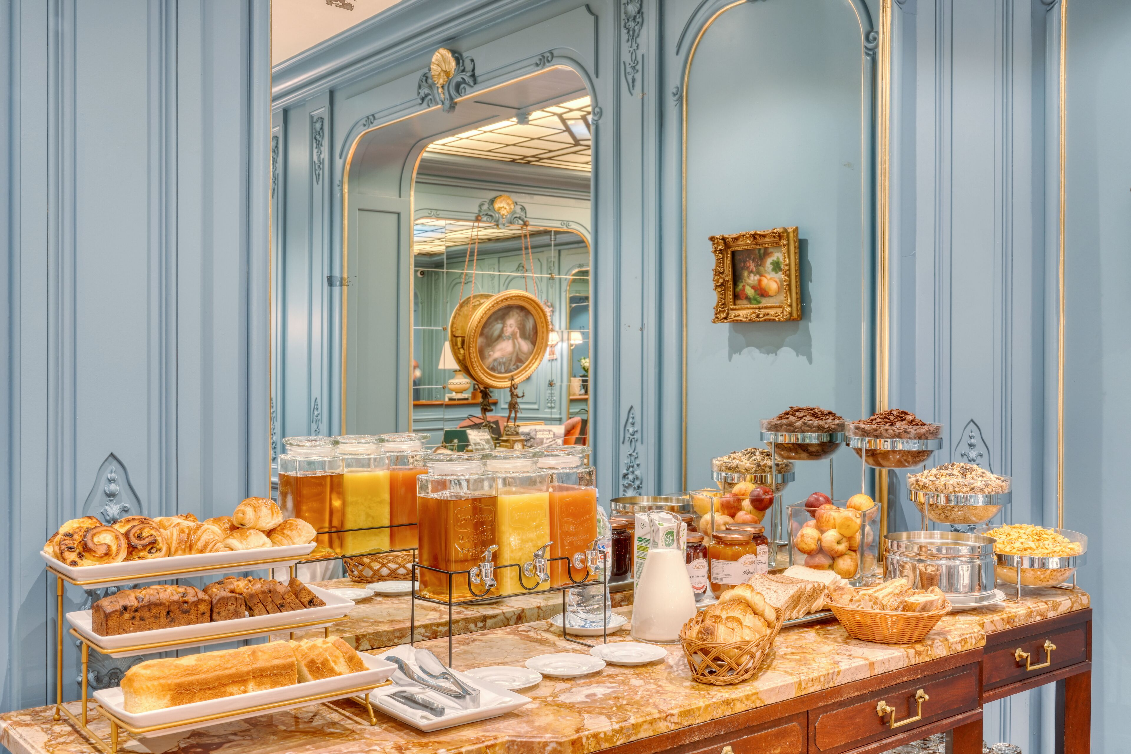 Daily continental breakfast (EUR 20 per person)