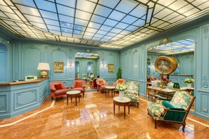 Coin salon dans le hall