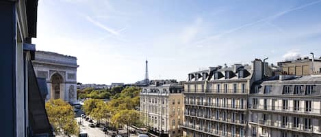 Vista de edificios parisinos con la Torre Eiffel al fondo.