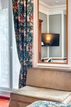 Habitación superior, balcón, vista a la ciudad | Ropa de cama de alta calidad y minibar 