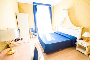 In-room safe, individually decorated, individually furnished, desk - Hotel Giorgi (Rome)