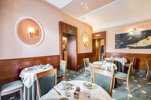 Petit déjeuner buffet (10 EUR par personne)