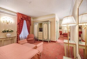 Suite estàndard, accessible, bany privat | Caixa forta a l'habitació, decoració individual i mobiliari individual 