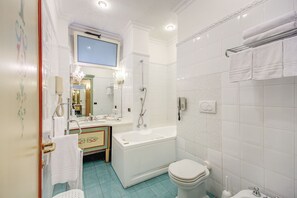 Suite Standard, accessible aux personnes à mobilité réduite, salle de bains privée | Salle de bain | Douche, sèche-cheveux, bidet, serviettes fournies
