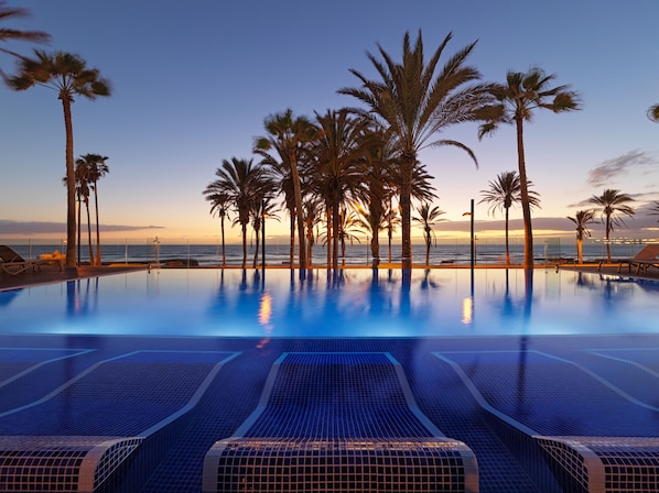 3 piscine all'aperto, ombrelloni da piscina, lettini