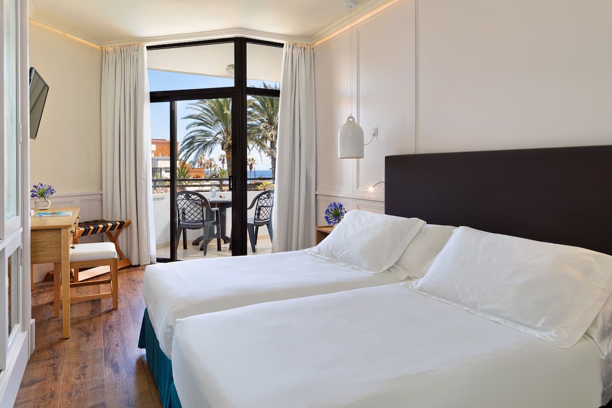 Minibar, escritorio, cortinas blackout y wifi gratis